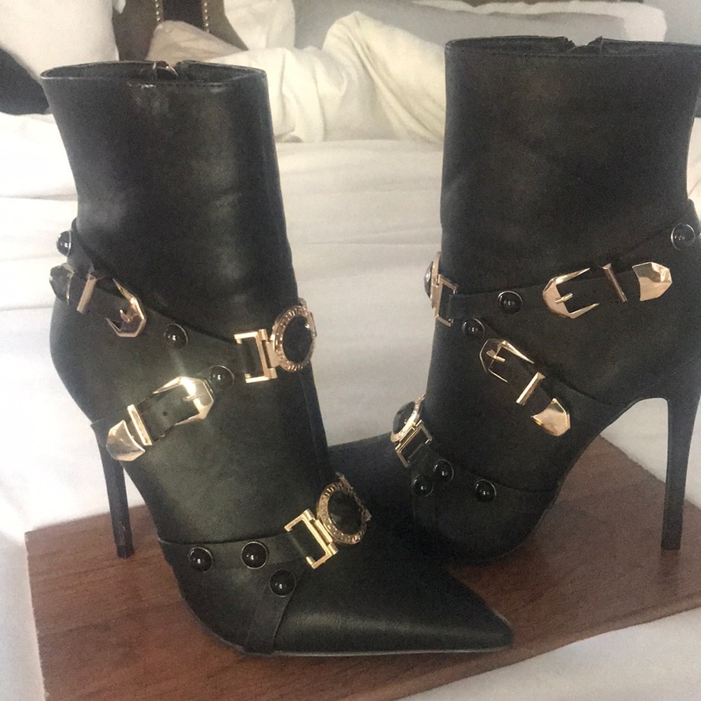 🔥 sexy black booties never worn!!